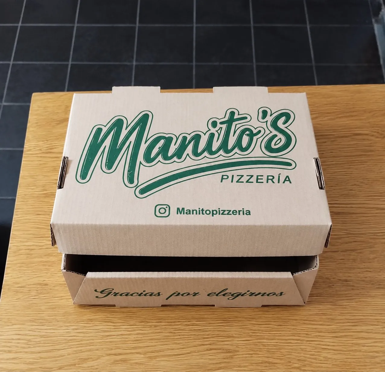 Caja para lomito impresa a un color para Manito's Pizzería